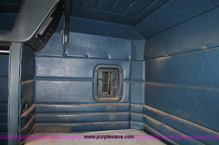 image for item H5866 1997 Peterbilt 379 semi truck