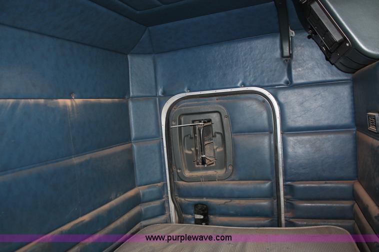 image for item H5866 1997 Peterbilt 379 semi truck