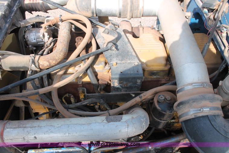 image for item H5866 1997 Peterbilt 379 semi truck