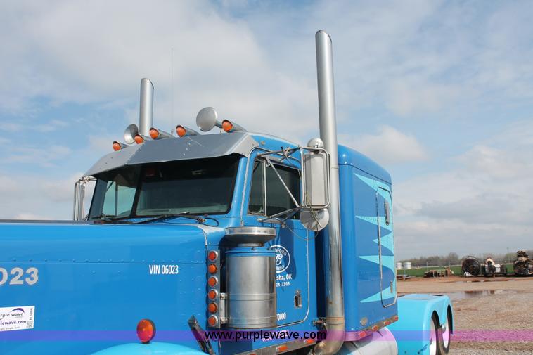 image for item H5866 1997 Peterbilt 379 semi truck