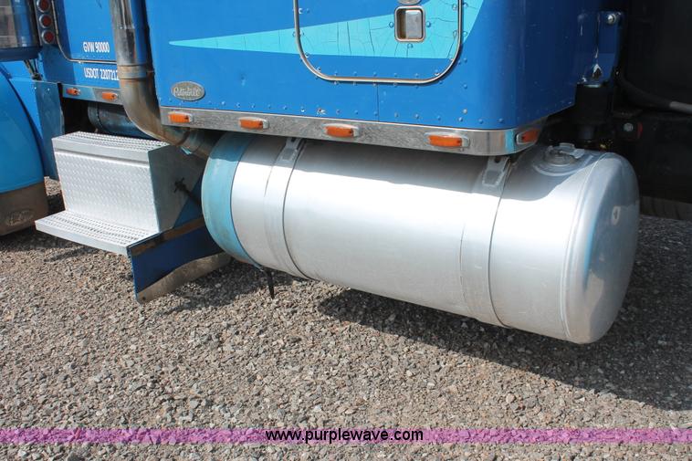 image for item H5866 1997 Peterbilt 379 semi truck