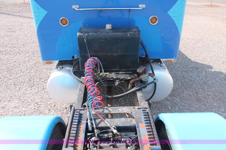 image for item H5866 1997 Peterbilt 379 semi truck