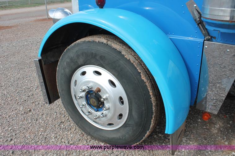 image for item H5866 1997 Peterbilt 379 semi truck