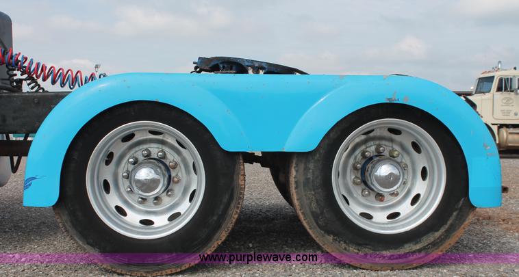 image for item H5866 1997 Peterbilt 379 semi truck