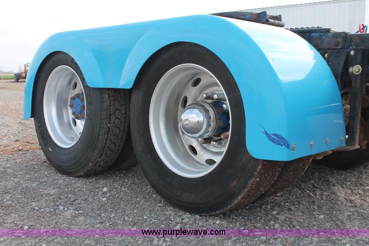 image for item H5866 1997 Peterbilt 379 semi truck