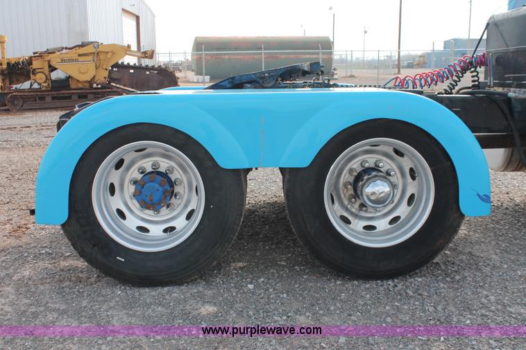 image for item H5866 1997 Peterbilt 379 semi truck