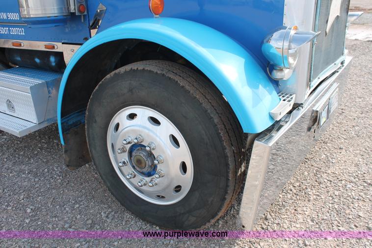 image for item H5866 1997 Peterbilt 379 semi truck