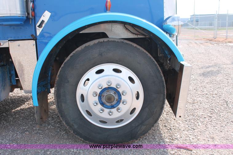 image for item H5866 1997 Peterbilt 379 semi truck