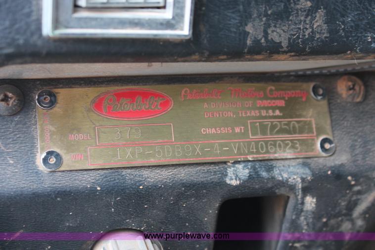 image for item H5866 1997 Peterbilt 379 semi truck