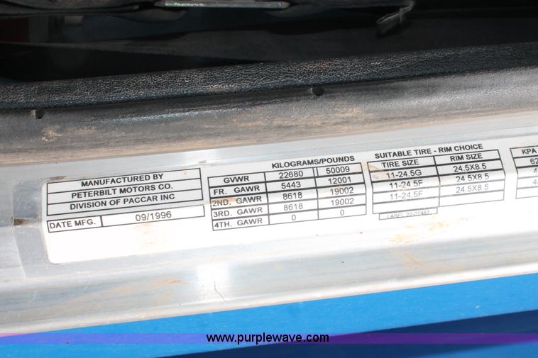 image for item H5866 1997 Peterbilt 379 semi truck