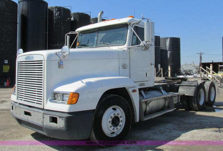 image for item H7556 1997 Freightliner FLD semi truck