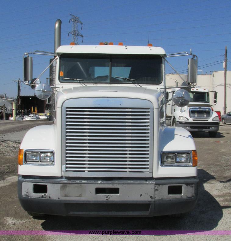 image for item H7556 1997 Freightliner FLD semi truck
