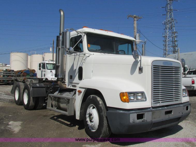 image for item H7556 1997 Freightliner FLD semi truck