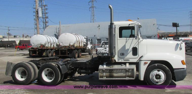 image for item H7556 1997 Freightliner FLD semi truck