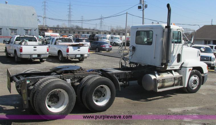 image for item H7556 1997 Freightliner FLD semi truck