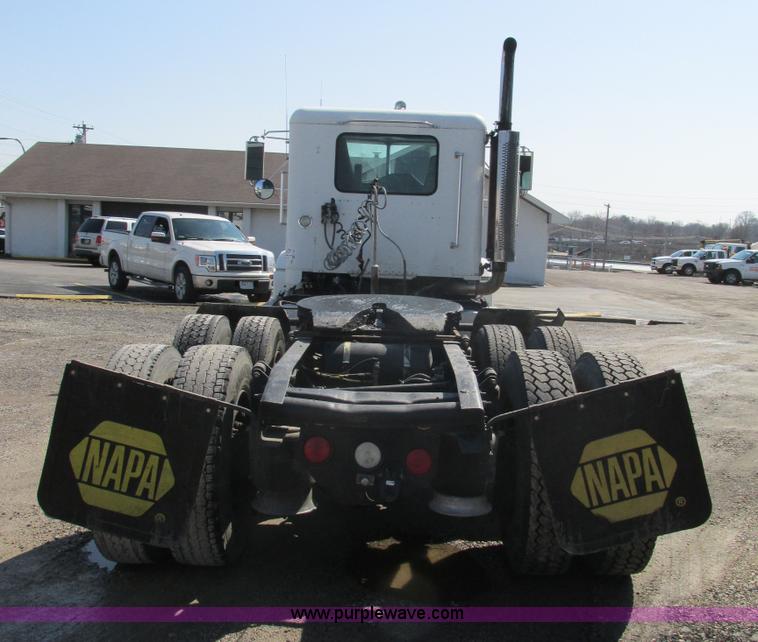 image for item H7556 1997 Freightliner FLD semi truck