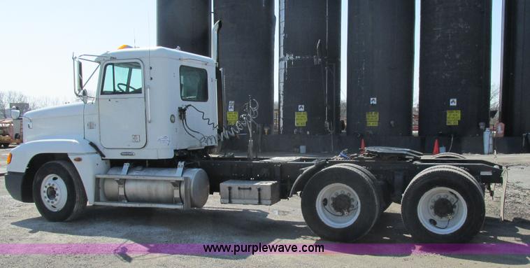 image for item H7556 1997 Freightliner FLD semi truck