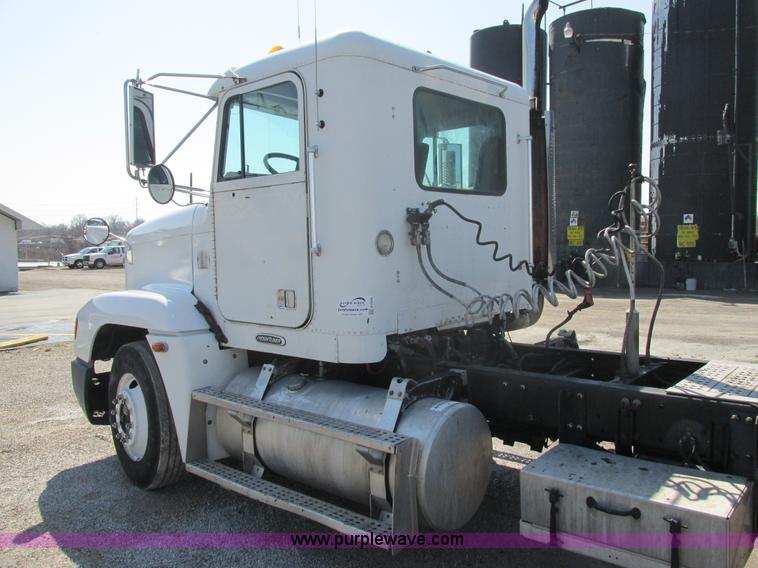 image for item H7556 1997 Freightliner FLD semi truck