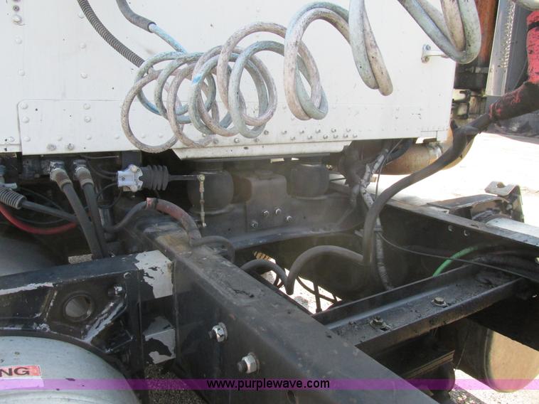 image for item H7556 1997 Freightliner FLD semi truck