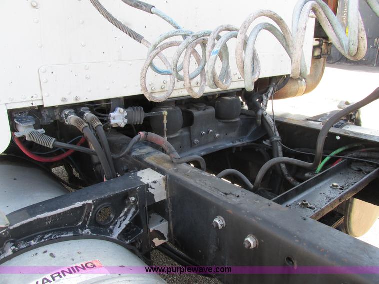 image for item H7556 1997 Freightliner FLD semi truck