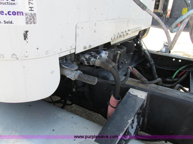 image for item H7556 1997 Freightliner FLD semi truck