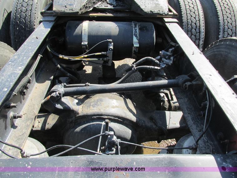 image for item H7556 1997 Freightliner FLD semi truck