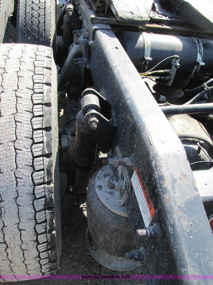 image for item H7556 1997 Freightliner FLD semi truck