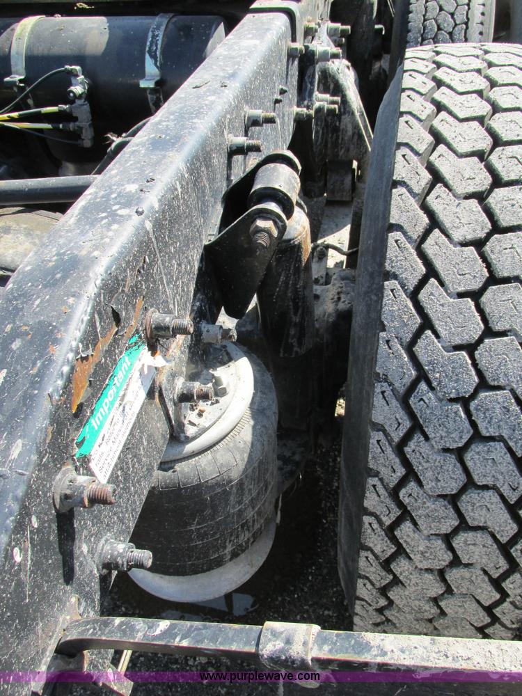 image for item H7556 1997 Freightliner FLD semi truck