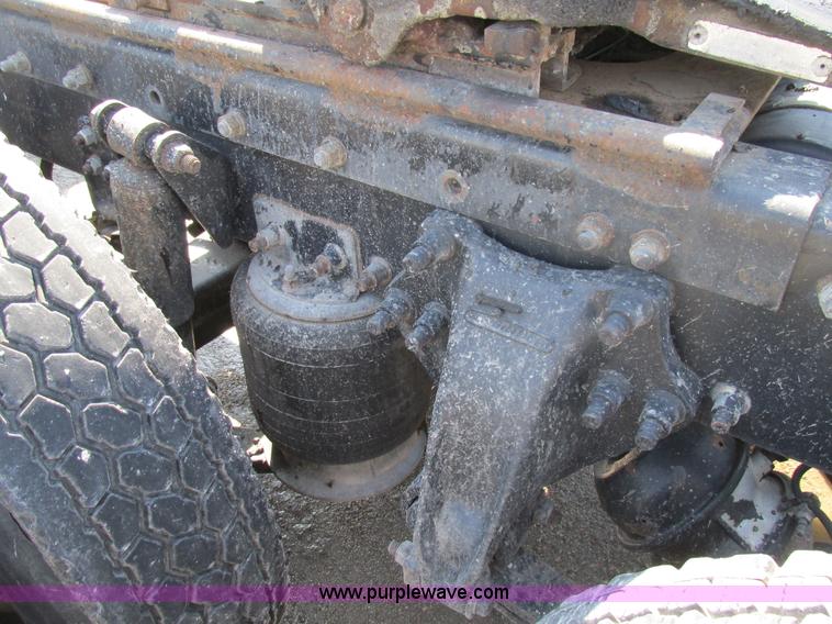 image for item H7556 1997 Freightliner FLD semi truck