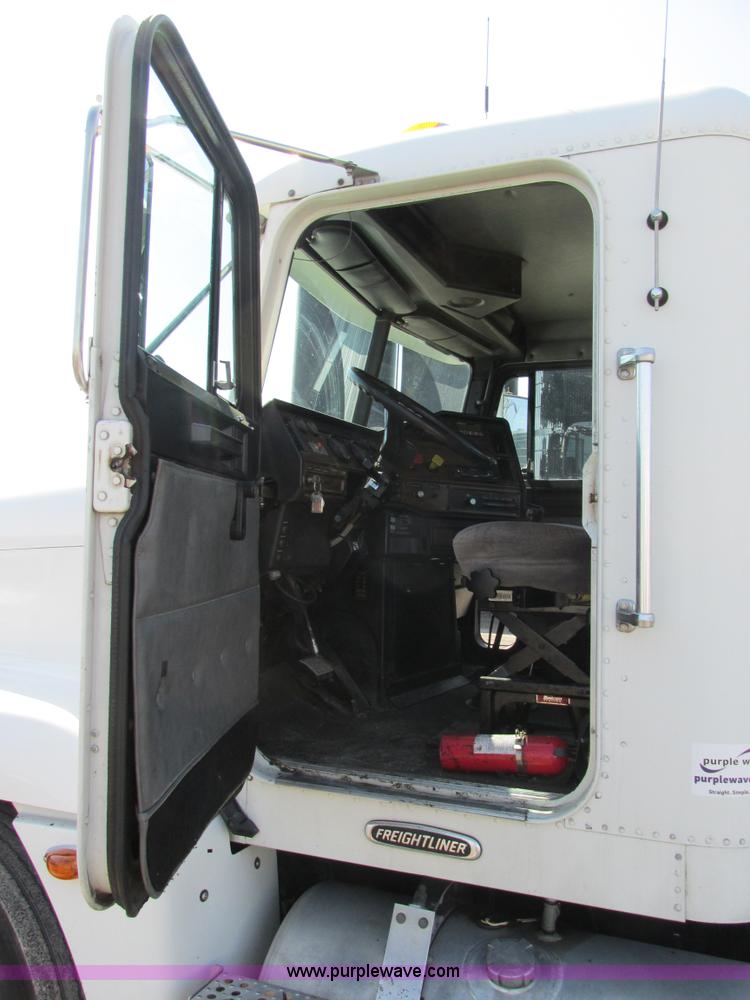 image for item H7556 1997 Freightliner FLD semi truck