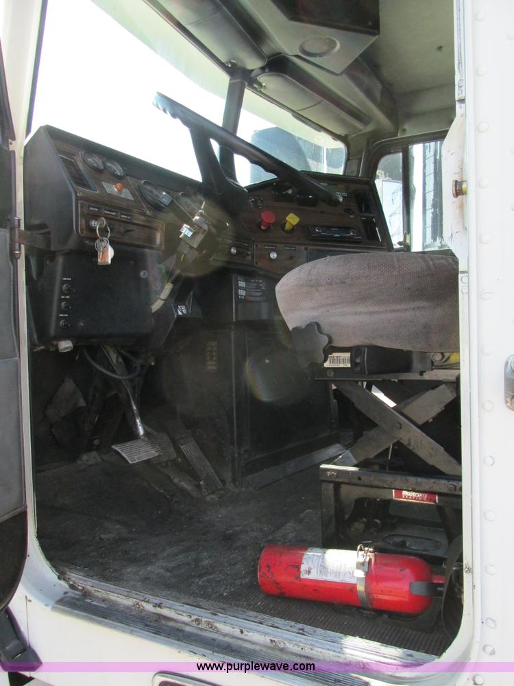 image for item H7556 1997 Freightliner FLD semi truck