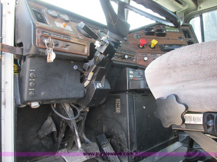 image for item H7556 1997 Freightliner FLD semi truck
