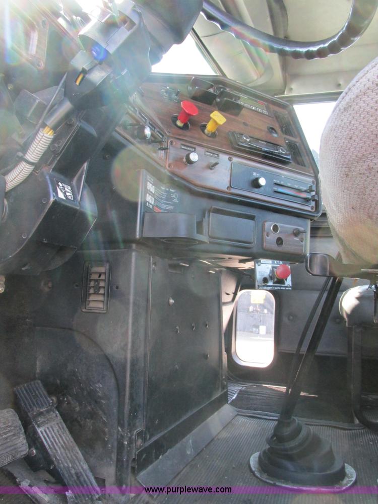 image for item H7556 1997 Freightliner FLD semi truck