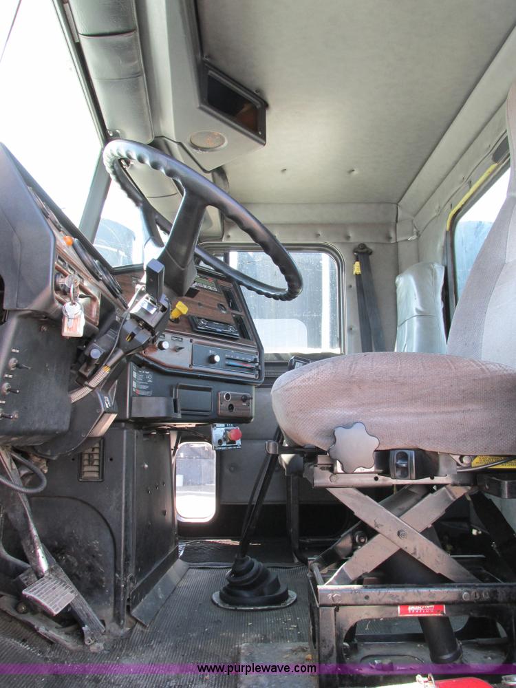 image for item H7556 1997 Freightliner FLD semi truck