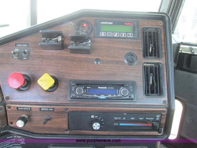 image for item H7556 1997 Freightliner FLD semi truck