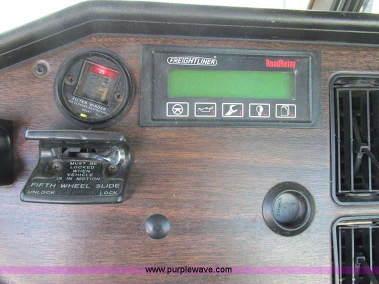 image for item H7556 1997 Freightliner FLD semi truck