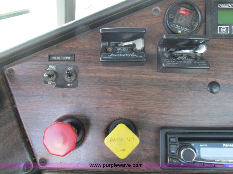 image for item H7556 1997 Freightliner FLD semi truck