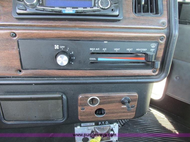 image for item H7556 1997 Freightliner FLD semi truck