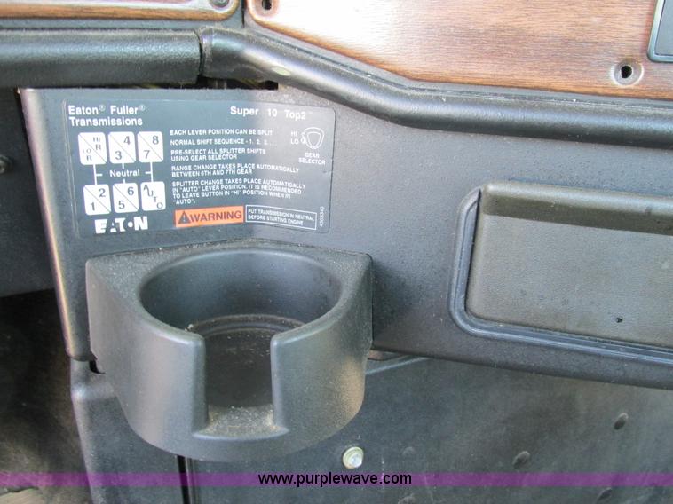 image for item H7556 1997 Freightliner FLD semi truck