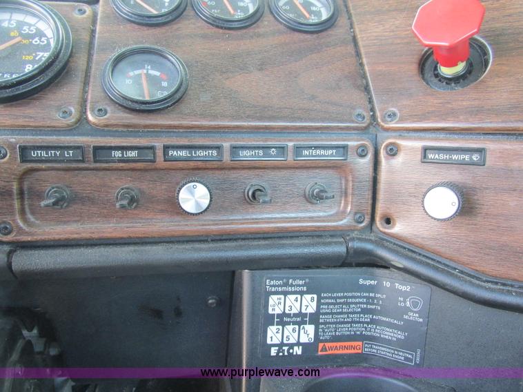 image for item H7556 1997 Freightliner FLD semi truck