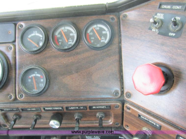 image for item H7556 1997 Freightliner FLD semi truck