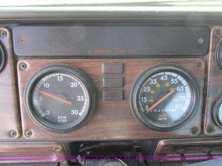 image for item H7556 1997 Freightliner FLD semi truck