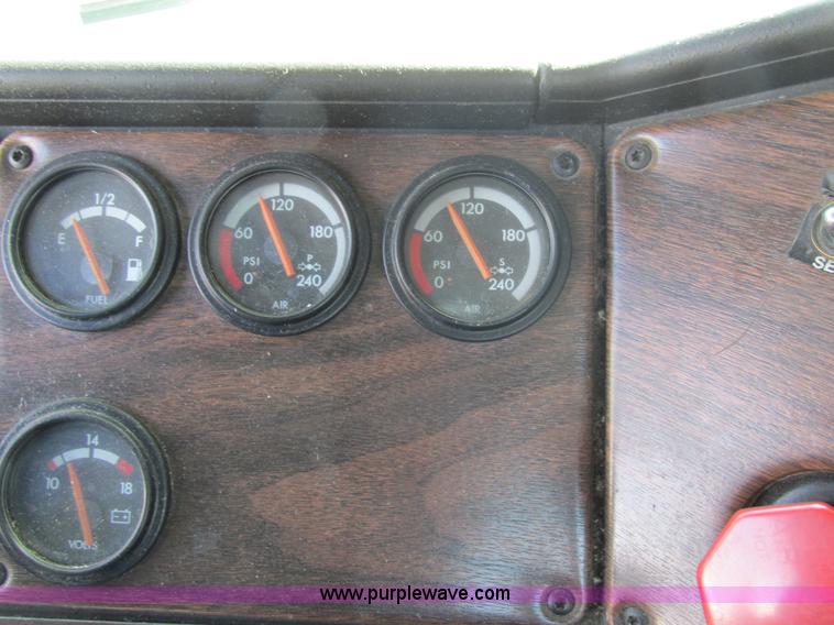 image for item H7556 1997 Freightliner FLD semi truck