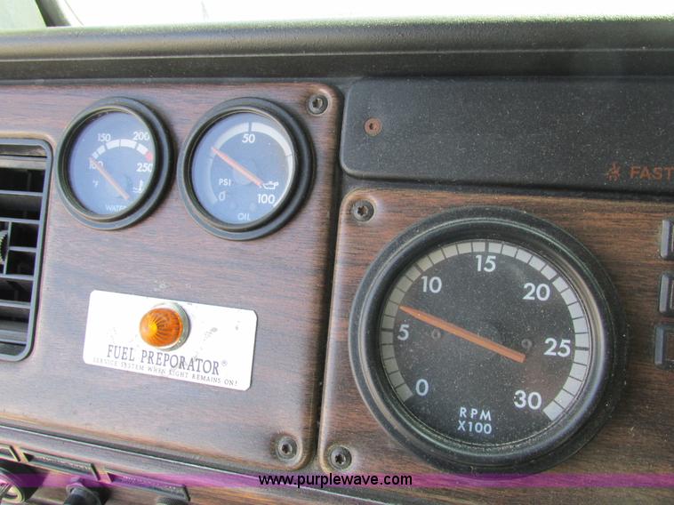 image for item H7556 1997 Freightliner FLD semi truck