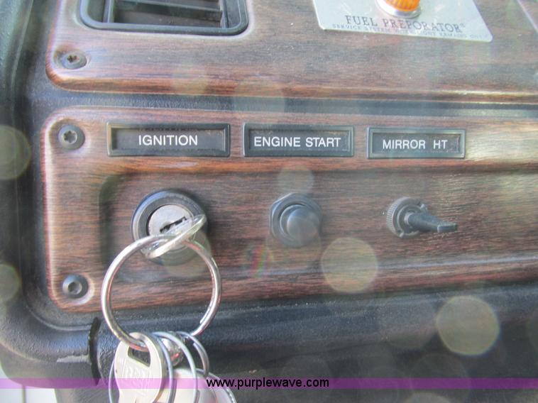 image for item H7556 1997 Freightliner FLD semi truck