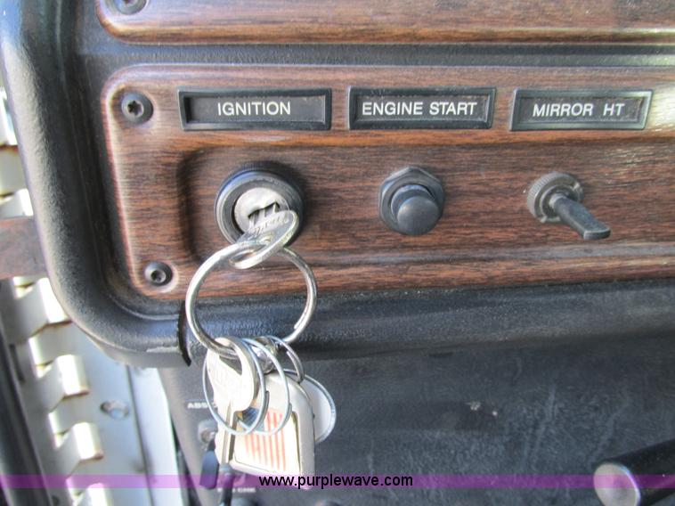 image for item H7556 1997 Freightliner FLD semi truck