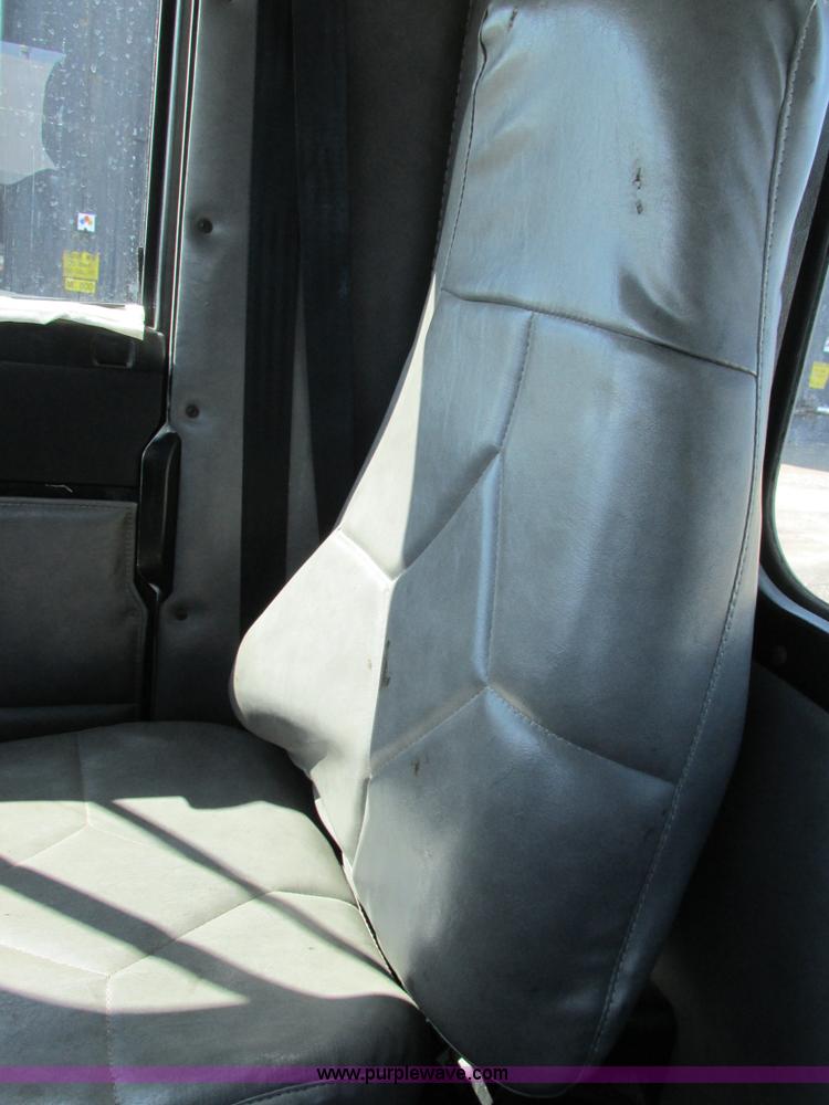 image for item H7556 1997 Freightliner FLD semi truck