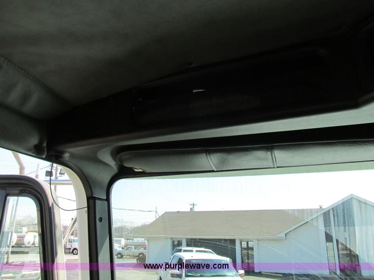 image for item H7556 1997 Freightliner FLD semi truck