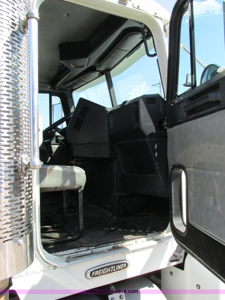 image for item H7556 1997 Freightliner FLD semi truck