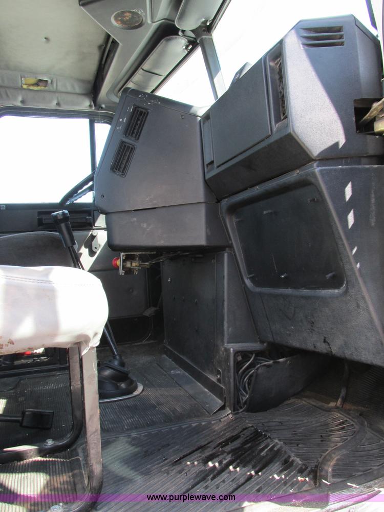 image for item H7556 1997 Freightliner FLD semi truck